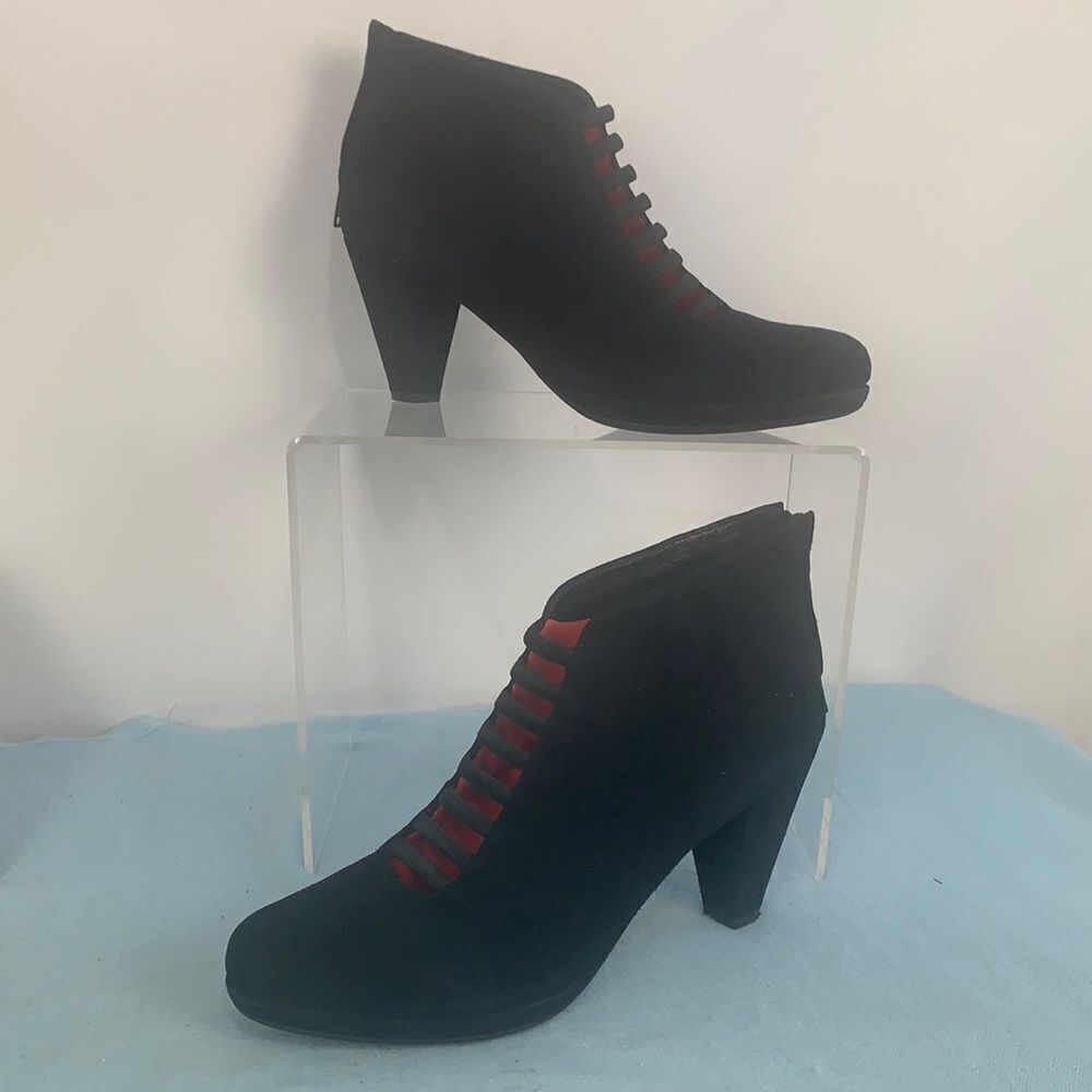Pas de Rouge black suede ankle booties